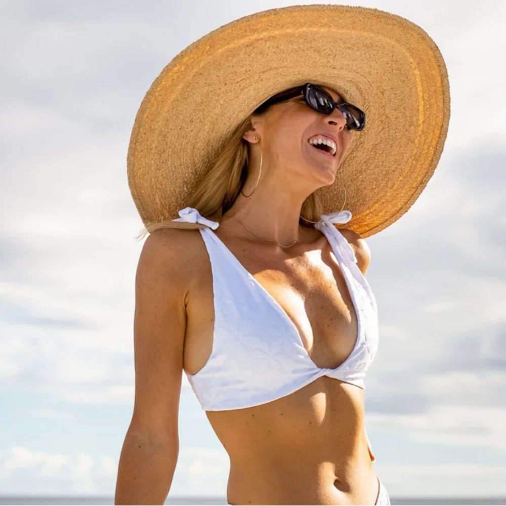 Kenny Flowers - THE SANTORINI
WHITE FLORAL JACQUARD TWIST BIKINI TOP